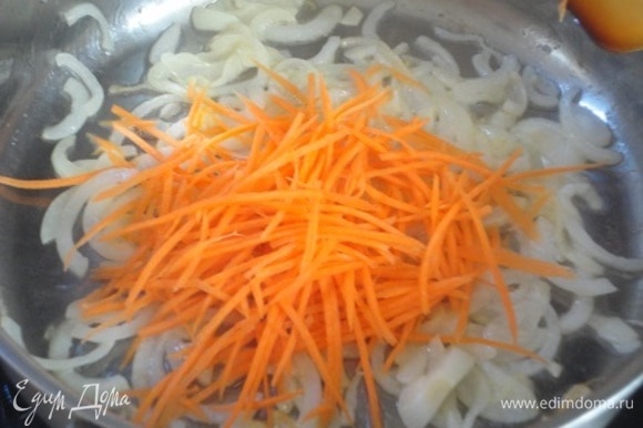 В сотейнике разогрейте растительное и сливочное масло и обжарьте лук до прозрачности. Добавьте морковь, перемешайте и потушите пару минут.