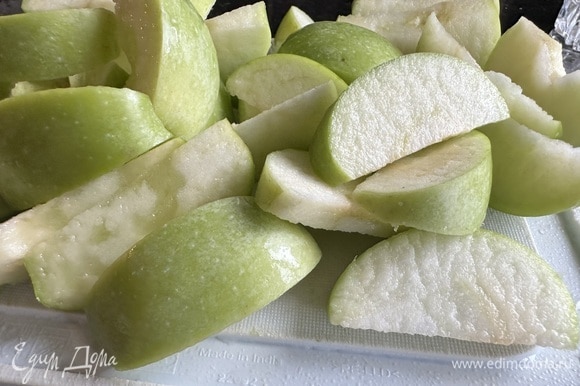 Очистите яблоки от семян, нарежьте их на тонкие ломтики.