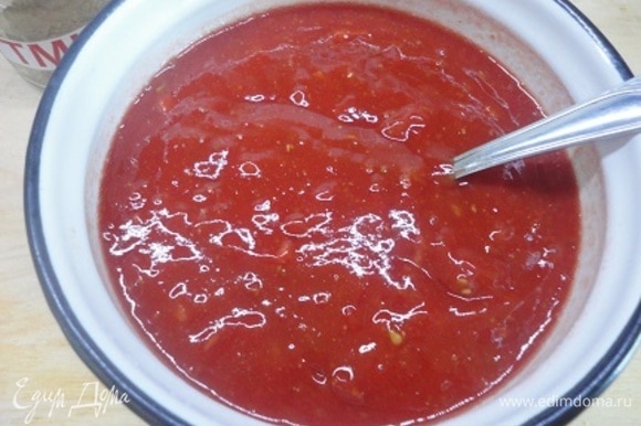 Соединим пряности с протертыми томатами (консервированными или свежими), попробуем на соль.