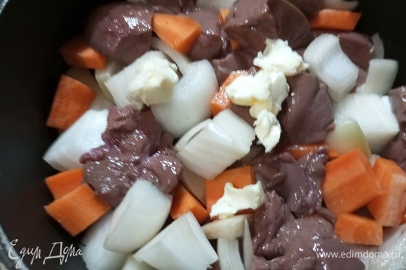 В посуду для запекания выложить нарезанные лук, морковь, печень и немного сливочного масла. Запекать в разогретой духовке при 190°C 35–40 минут.