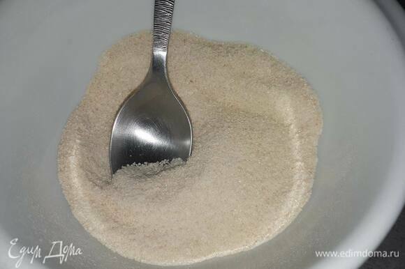 Для желе смешайте пектин с сахаром. Можно вместо пектина воспользоваться желатином (примерно 2 листа).