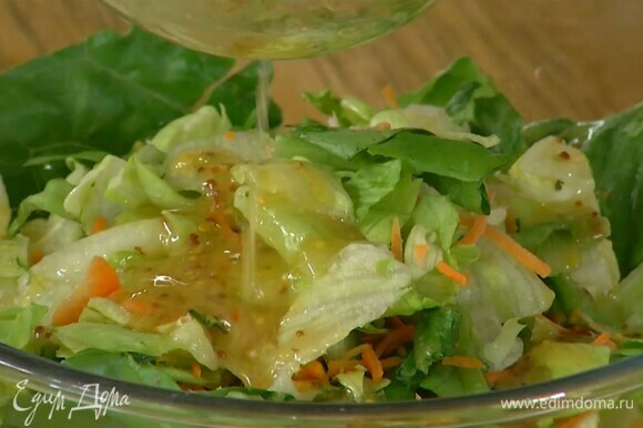 Нарезанные груши, огурцы и фенхель выложить в салатник, добавить салатные листья и смазать все заправкой.