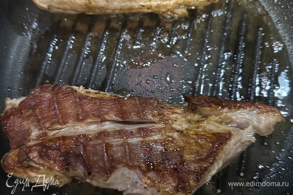 В отдельной сковороде обжарьте свиное филе со всех сторон в горячем сливочном масле в течение 2–3 минут (на каждой стороне).