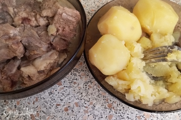 Картофель отварить целиком вместе с мясом до готовности последнего. Размять вилкой, мясо отделить от кости. Отправить обратно в бульон.
