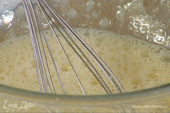 Яйца и сахар поместить в глубокую миску, добавить ванильный экстракт и взбить блендером с насадкой-венчиком в пышную массу.