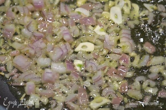 Разогреть в глубокой сковороде оливковое масло и обжарить лук и чеснок, затем добавить пассату и перемешать.