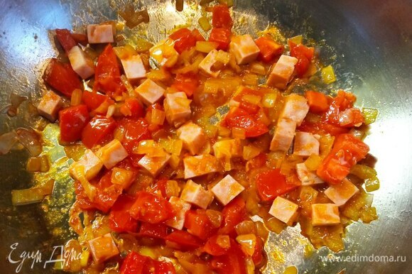 Мелко шинкуем репчатый лук, ветчину и помидоры режем кубиком. В разогретой сковороде растапливаем сливочное масло с капелькой растительного (чтобы не горело). Обжариваем лук 2 минуты. Добавляем помидоры (я семечки не удаляю. Если хотите массу посуше, можете удалить. И ветчину, обжариваем еще 2–3 минуты.
