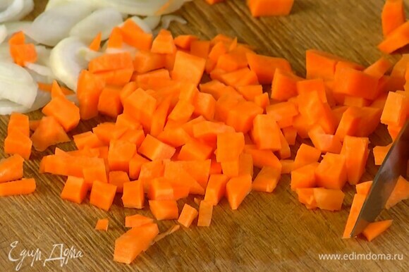 Овощи для супа почистить, шалот нарезать тонкими полукольцами, морковь кубиками, чеснок порубить.