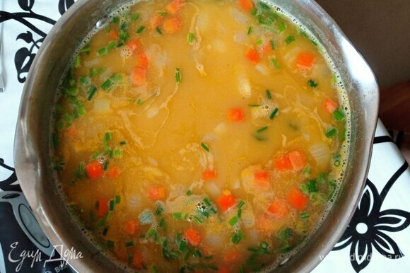 Мелко шинкуем петрушку и зеленый лук. Стебельки петрушки отправляем в суп. Варим еще 5 минут до готовности овощей и риса.