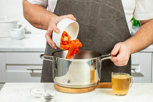 Выложите к нему запеченные овощи и влейте бульон (если его нет, можно использовать воду). Посолите и добавьте молотый перец. Когда суп закипит, варите его еще 15 минут.