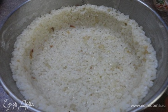 Разъемную форму диаметром 18–20 см смазать сливочным маслом и обсыпать мукой. Из риса сформовать форму пирога — дно и бортики.