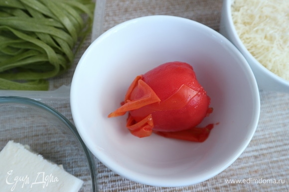 У плодоножки помидора нанести крестообразный разрез, поместить в кипяток на 20–30 секунд, снять шкурку.
