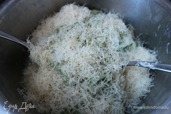 Очередь сыра. Немного сыра (примерно 15 грамм от общего количества) надо оставить, его добавляют при подаче блюда. Добавить пармезан к феттучине.