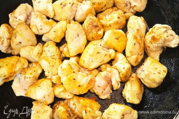Пока овощи жарятся, на сковороде в 1 ст. л. растительного масла обжариваем кусочки курицы до румянца.