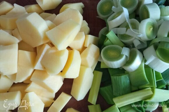 Некрупно режем картофель и порей. Порей используем полностью: и белую, и зеленую часть.