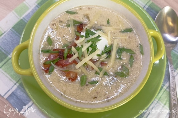 Украсьте каждую тарелку супа дополнительно сыром, оставшимся беконом, сметаной и зеленым луком.