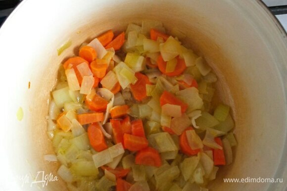 Лук и морковь чистим и режем произвольно. Не очень крупно, но и не мельчим. В кастрюле разогреваем 1 ст. л. растительного масла и 30 г сливочного и обжариваем овощи 3 минуты.