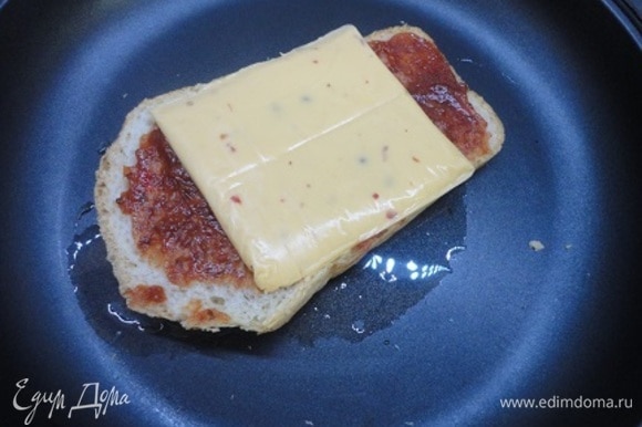 Каждый кусок хлеба смазать 1 ст. л. томатного соуса и накрыть пластинами сыра.