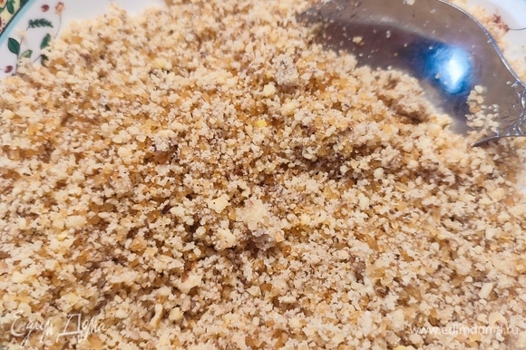 Мелко порубить грецкие орехи и смешать с коричневым сахаром.