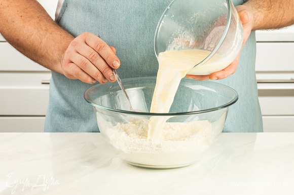 Перелейте смесь в муку со специями и замесите упругое тесто. Уберите его в холодильник на 5–10 минут.