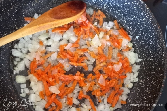 Пассеровать нарезанный кубиками лук и тертую морковь на масле.