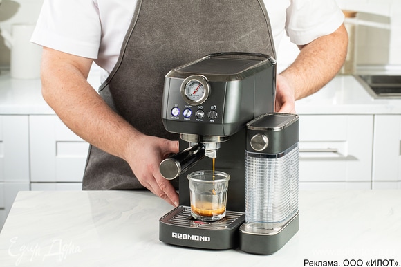 Приготовьте кофе с помощью кофеварки REDMOND CM702.