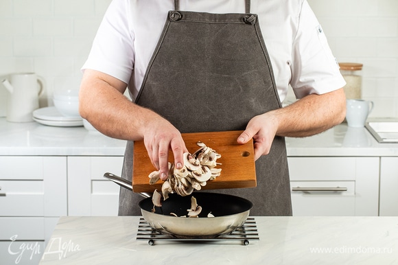 Разогрейте в сковороде 1 ст. л. рафинированного оливкового масла, добавьте нарезку, соль и молотый перец. Жарьте шампиньоны 5 минут. Готовые грибы переложите в миску.