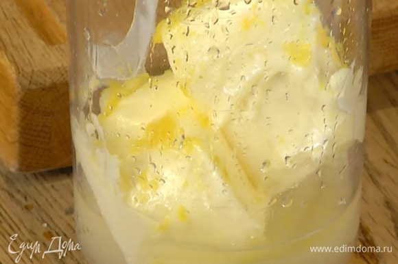 Предварительно размягченное сливочное масло с сахаром, цедрой и соком лимона взбить блендером с насадкой-венчиком, затем, продолжая взбивать, ввести яйца и влить молоко.