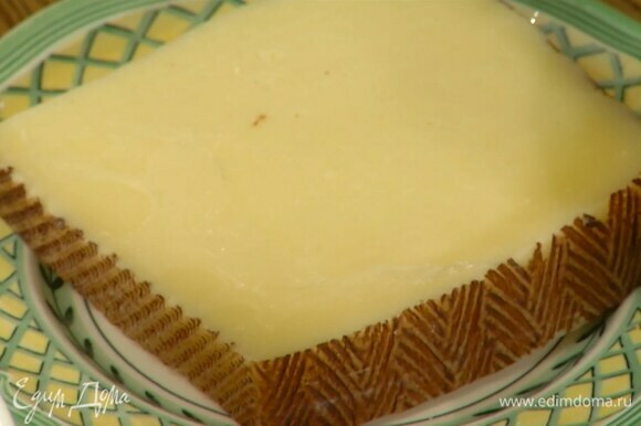 Овечий сыр нарезать тонкими хлопьями (можно воспользоваться овощечисткой).