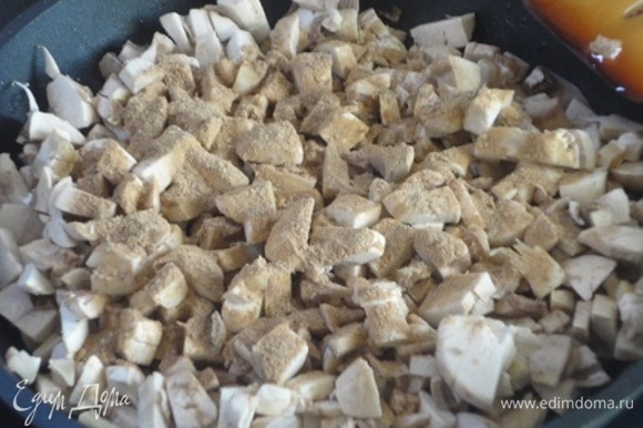 Добавить нарезанные на мелкие кубики шампиньоны, посыпать 1 ч. л. порошка из сушеных лесных грибов. Посолить по вкусу и томить до испарения соков, которые пустят грибы.