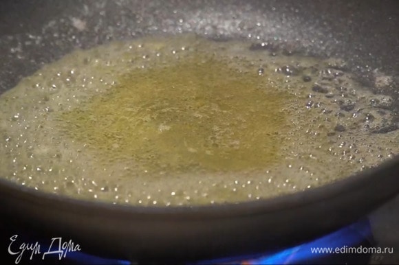 Разогреть в сковороде сливочное масло, всыпать сахар и дать ему растопиться, затем влить апельсиновый сок.