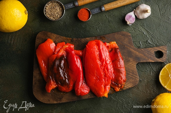 Для соуса запеките болгарские перцы в течение 30 минут при 200°C. Их кожица должна потемнеть. Запеченные плоды уберите в полиэтиленовый пакет или в контейнер, плотно закройте и оставьте до полного остывания.
