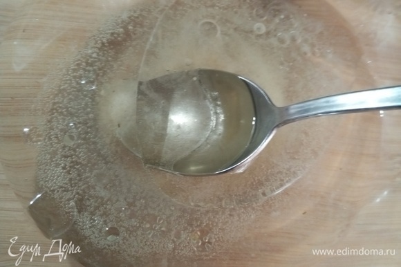 В рассол добавить сахар, соль, растительное масло. Если рассол сильно соленый, можно разбавить водой.