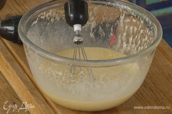 Добавить в яично-сахарную массу сметану и взбить блендером, затем, непрерывно перемешивая венчиком, влить теплое сливочное масло.