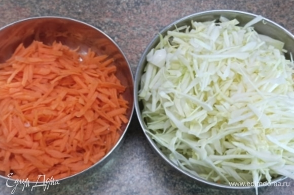 Капусту мелко шинкуем, морковь натираем на терке. Лук нарезаем полукольцами и обжариваем в растительном масле до золотистого цвета. Добавляем на сковороду к луку овощи и обжариваем, пока капуста не станет мягкой. Солим и перчим по вкусу. Убираем с плиты. Включаем духовку для разогрева на 200°C.