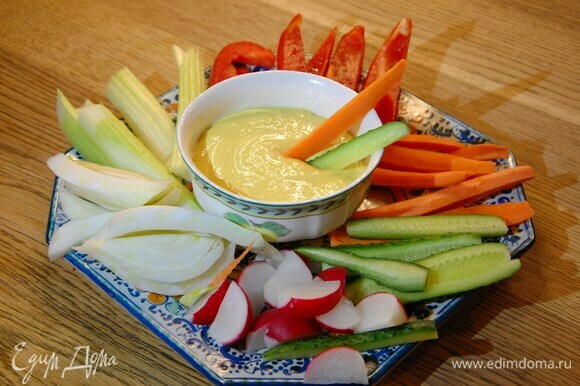 Подготовленные овощи выложить на тарелку, в центр поместить пиалу с соусом айоли.