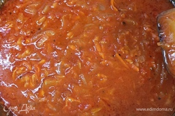 Добавить томат и жарить еще 2–3 минуты. Затем, помешивая, развести все горячим бульоном или водой и варить при слабом кипении 20–30 минут. В конце варки добавить специи, соль, сахар.