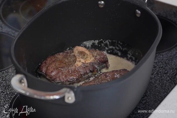 Разогреть в тяжелом сотейнике сливочное масло и обжарить мясо.