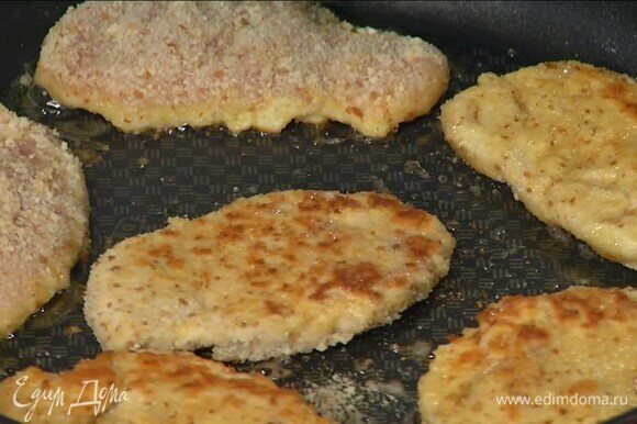 Разогреть в сковороде оливковое масло и обжаривать мясо до появления румяной корочки с двух сторон.