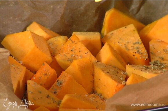 Тыкву почистить, нарезать небольшими кусочками и выложить в выстеленный бумагой для выпечки противень, затем посыпать орегано, поперчить, слегка посолить, полить оливковым маслом, сверху разложить половину веточек тимьяна и запекать в разогретой духовке 15 минут.