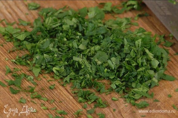 Петрушку мелко порубить и посыпать готовую гречку.