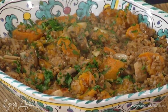 Оставшееся сливочное масло порезать маленькими кусочками и слегка вдавить в гречку.