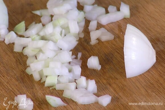 Лук почистить и нарезать кубиками.