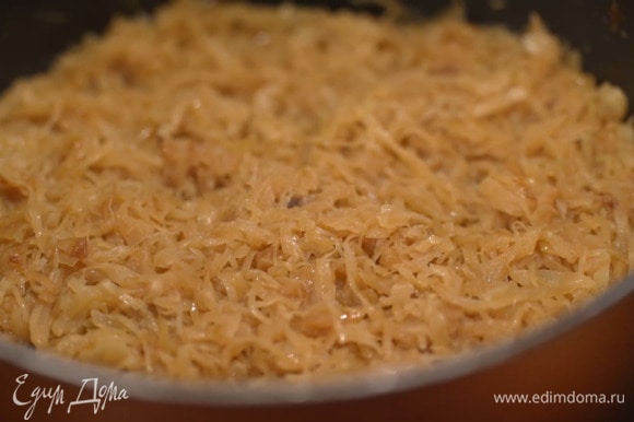 Приготовить начинку: разогреть в сковороде оливковое масло и обжарить лук до прозрачности, затем добавить капусту, все посолить и, помешивая, тушить до готовности.