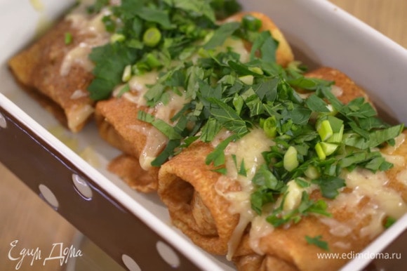 Зеленый лук и петрушку порубить и посыпать запеченные блины.
