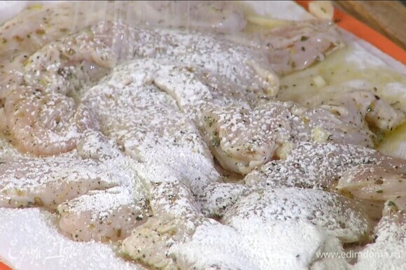 Курицу нарезать тонкими брусками, выложить в маринад, перемешать и дать постоять при комнатной температуре, затем промокнуть со всех сторон бумажным полотенцем и слегка присыпать через сито крахмалом.