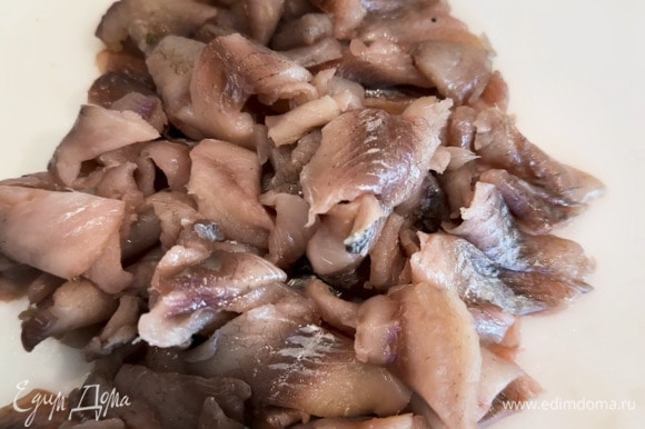 Рыбу почистить, срезать филе и нарезать крупными кусочками.