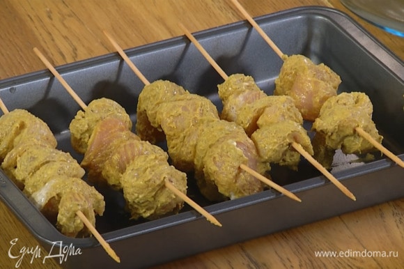 На вымоченные шпажки гармошкой нанизать полоски мяса и поместить их на края формы для выпечки так, чтобы мясо не соприкасалось с формой.