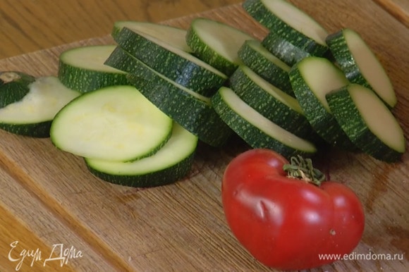 Цукини нарезать кружками потолще, чем баклажан.
