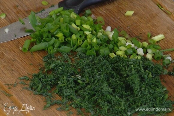 Зеленый лук тонко нарезать наискосок.